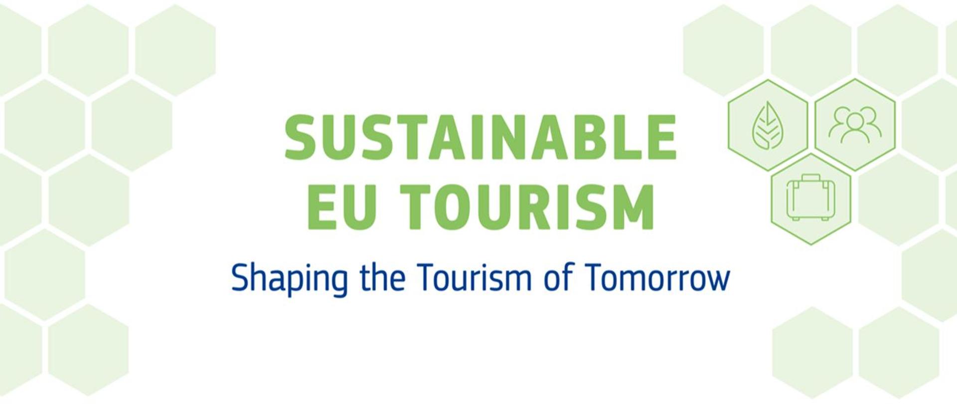 Grafika w kolorach biało zielonych z napisem. Na zielono: SUSTAINABLE EU TOURISM / Na niebiesko: Shaping the Tourism of Tomorrow. Po bokach napisu zielone "plastry miodu". Z prawej strony napisu na trzech plastrach rysunki przedstawiające (1) liść, (2) zarysy postaci, (3) walizkę.