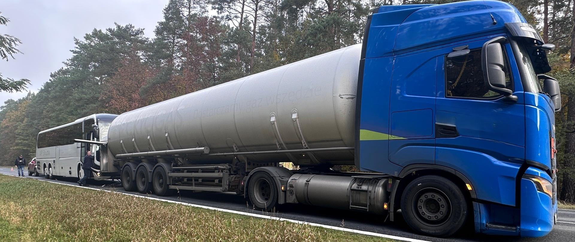 Na zdjęciu widnieją strażacy w trakcie działań związanych z wypadkiem drogowym. 