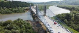 Zdjęcie przedstawia most w trakcie budowy w Kurowie na Dunajcu. Położony jest w bardzo malowniczym plenerze. Most ten ma trzy pylony. Na każdym pylonie zamontowane jest dziewięć want. Każda wanta zbudowana jest z 61 splotów stalowych lin. 