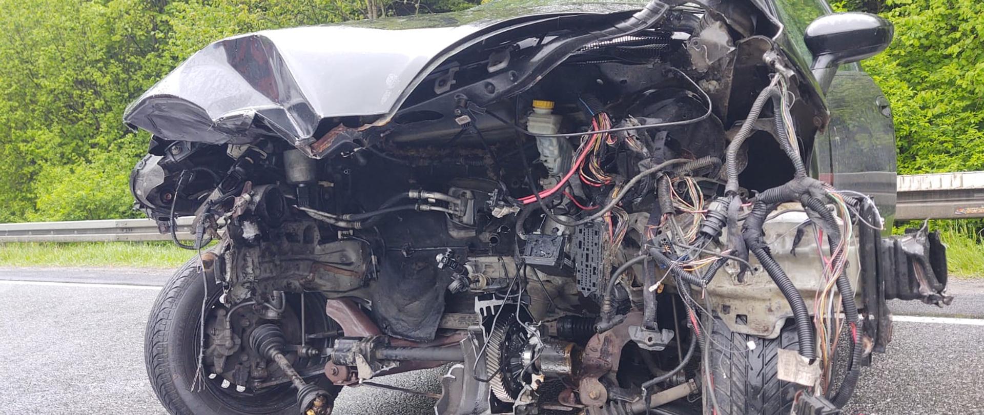 Rozbity samochód osobowy