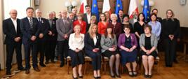 Pamiątkowa fotografia wojewody łódzkiego Doroty Ryl z pracownikami, którzy otrzymali Medale za Długoletnią Służbę. 
