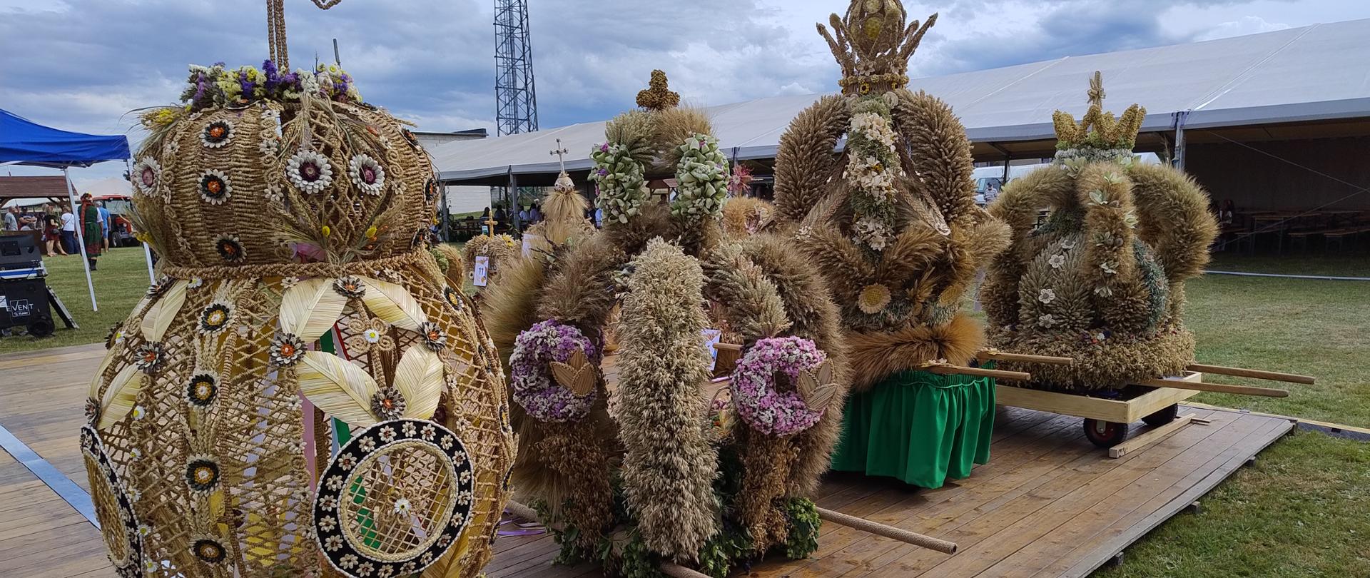 Zdjęcie przedstawia korony dożynkowe