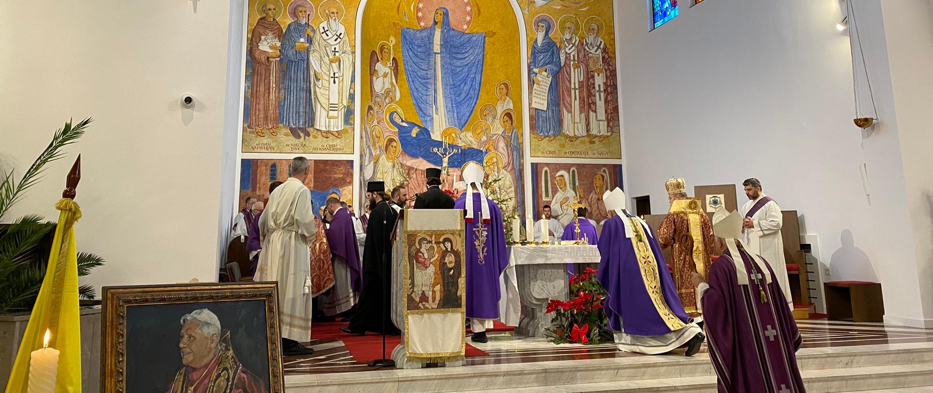 Uroczyste pożegnanie zmarłego papieża Benedykta XVI 