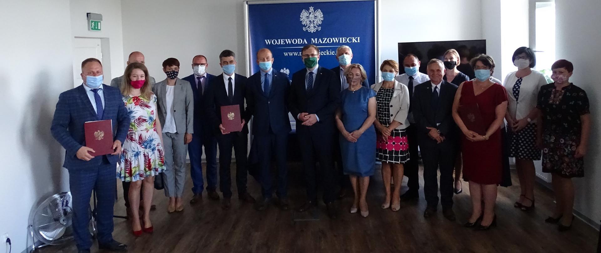 Wspólne zdjęcie Wojewody Mazowieckiego z beneficjentami