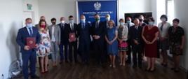 Wspólne zdjęcie Wojewody Mazowieckiego z beneficjentami
