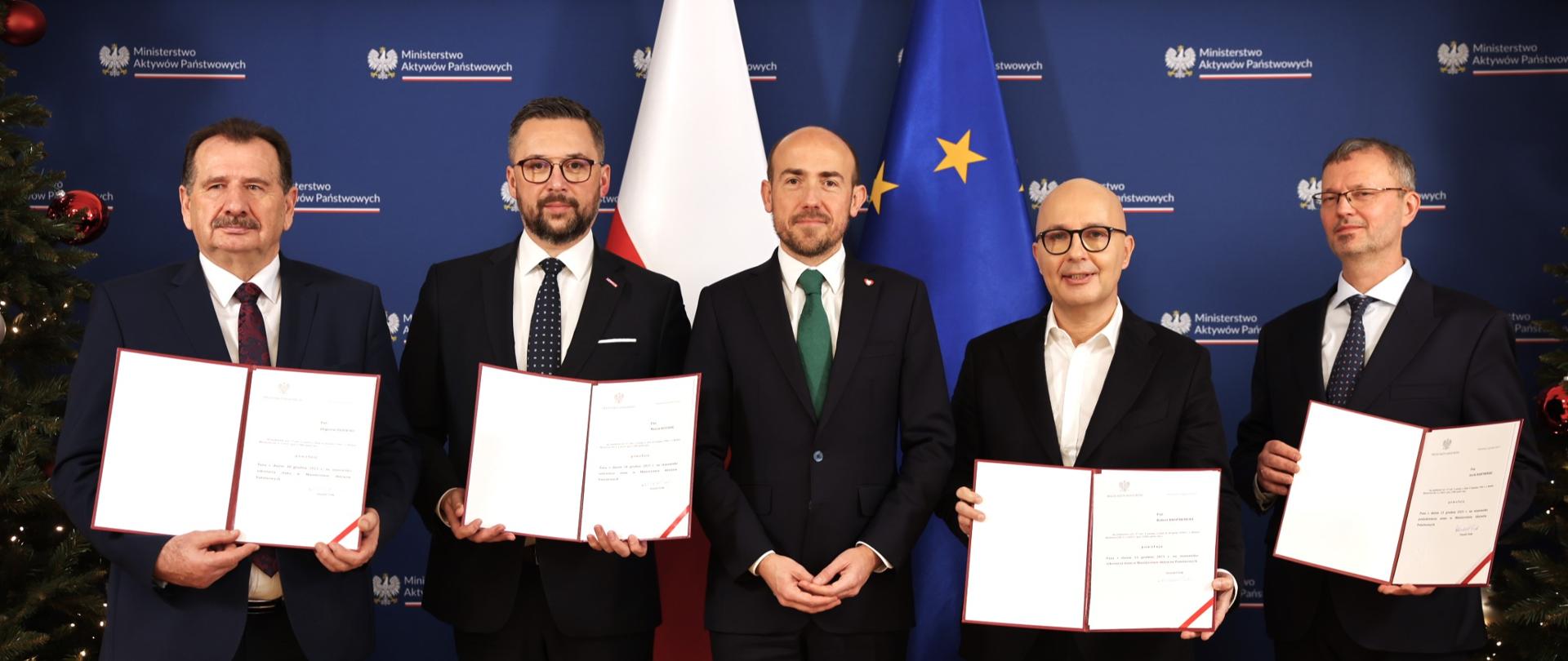 Kierownictwo Ministerstwa Aktywów Państwowych. Od lewej sekretarz stanu Zbigniew Ziejewski, sekretarz stanu Marcin Kulasek, minister Borys Budka, sekretarz stanu Robert Kropiwnicki oraz podsekretarz stanu Jacek Bartminski