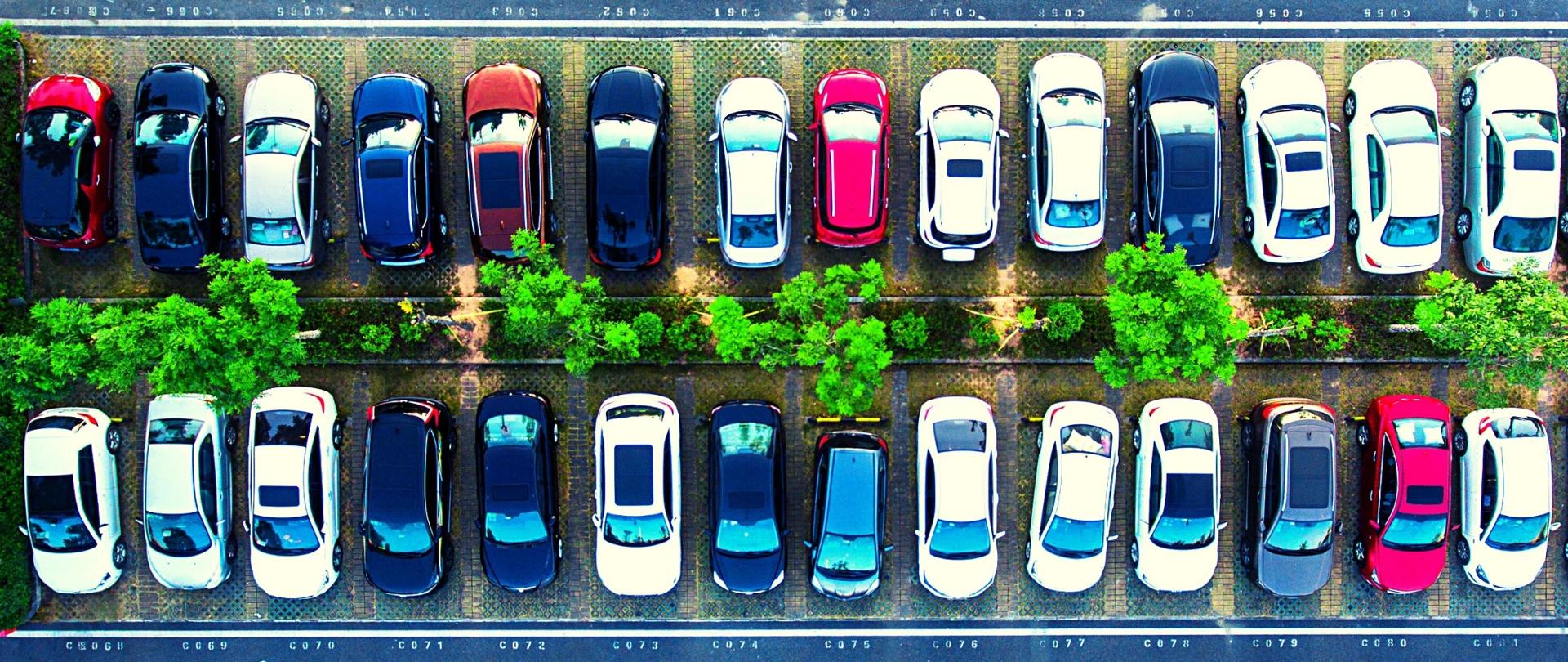 zdjęcie przedstawiające zaparkowane auta. 