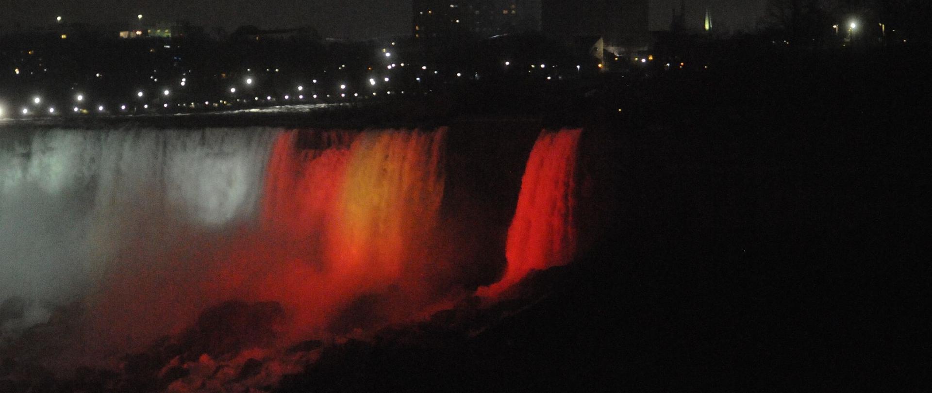 Wodospad Niagara w polskich barwach narodowych