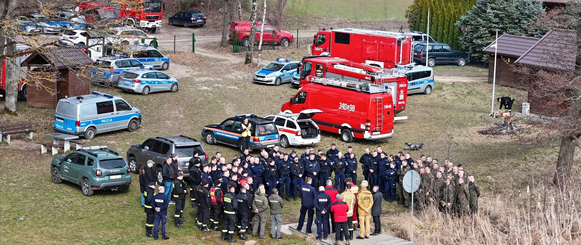 Odprawa służb na brzegu jeziora