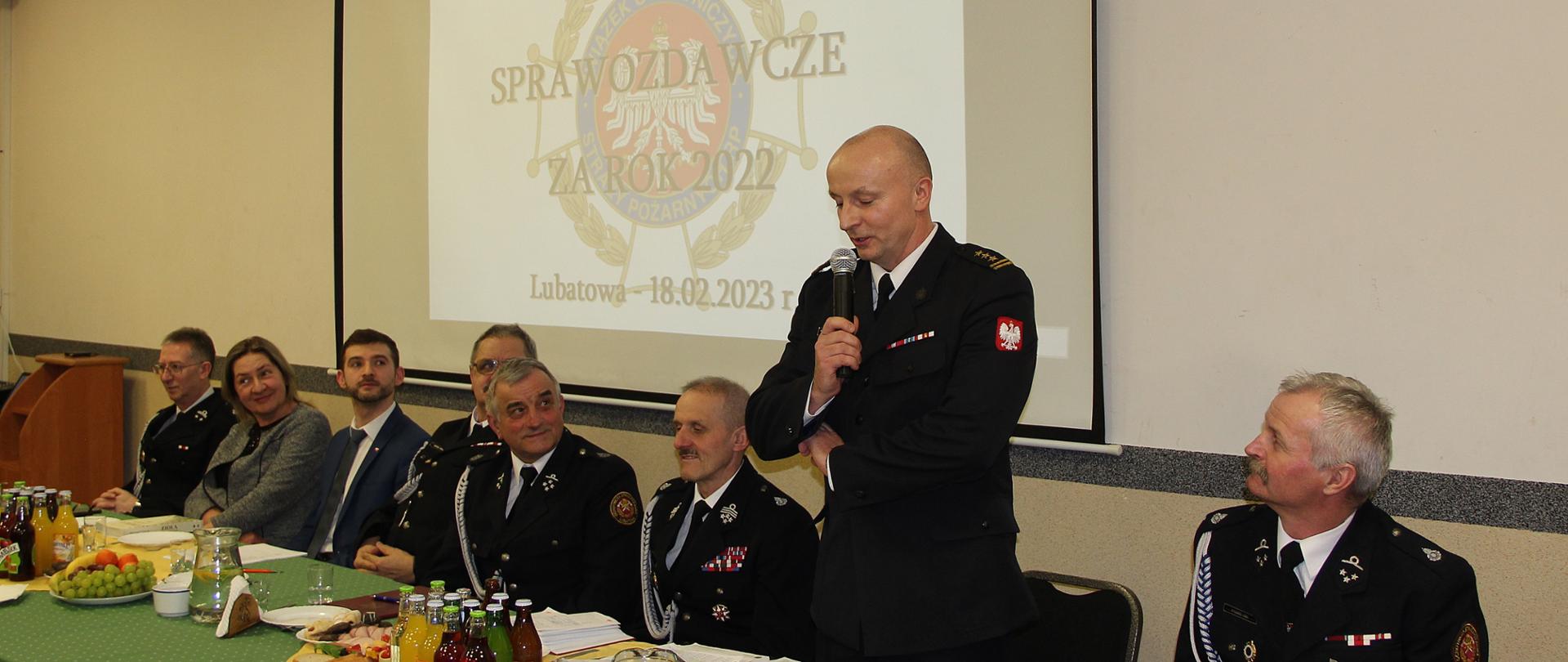 Zdjęcie przedstawia Komendanta Miejskiego PSP w Krośnie st. bryg. Zbigniewa Nowaka w grupie strażaków ochotników podczas zebrania sprawozdawczego w OSP Lubatowa 