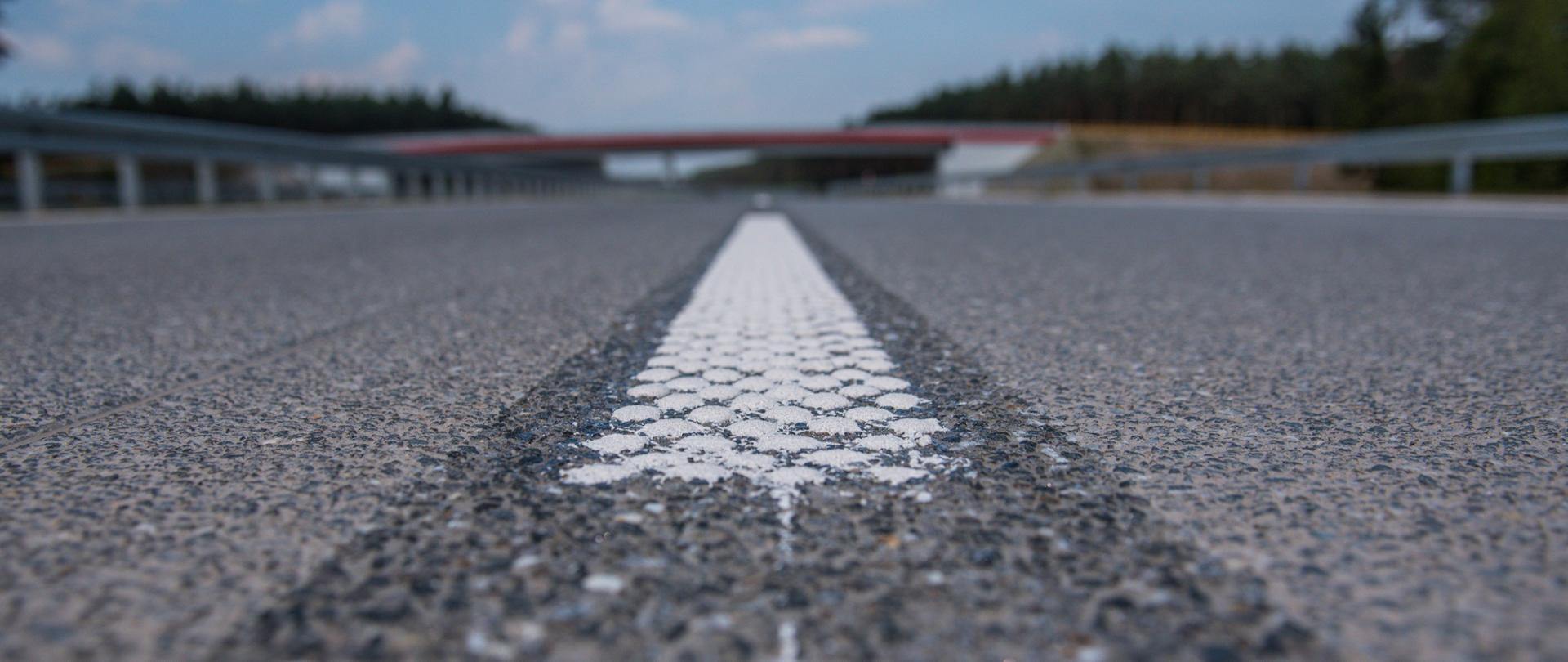 Zdjęcie przedstawia linię krawędziową poziomą na drodze ekspresowej
