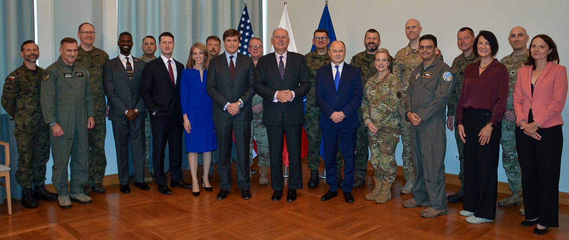 10 września br. Sekretarz Stanu w Ministerstwie Obrony Narodowej Pan Paweł Zalewski wraz z przedstawicielami Sztabu Generalnego WP, Inspektoratu Wsparcia SZ, Dowództwa Generalnego RSZ oraz Dowództwa Komponentu Wojsk Obrony Cyberprzestrzeni, spotkał się z delegacją amerykańską, której przewodniczył zastępca asystenta Sekretarza Wojny USA Pan Wiliam Cappelletti Jr., wyznaczony z ramienia Pentagonu do prowadzenia rozmów w sprawie wzmocnienia amerykańskiej obecności wojskowej w Polsce. Panu Cappellettiemu i jego zespołowi towarzyszyli przedstawiciele Dowództwa Europejskiego Stanów Zjednoczonych (EUCOM) oraz Ambasady USA w Warszawie.