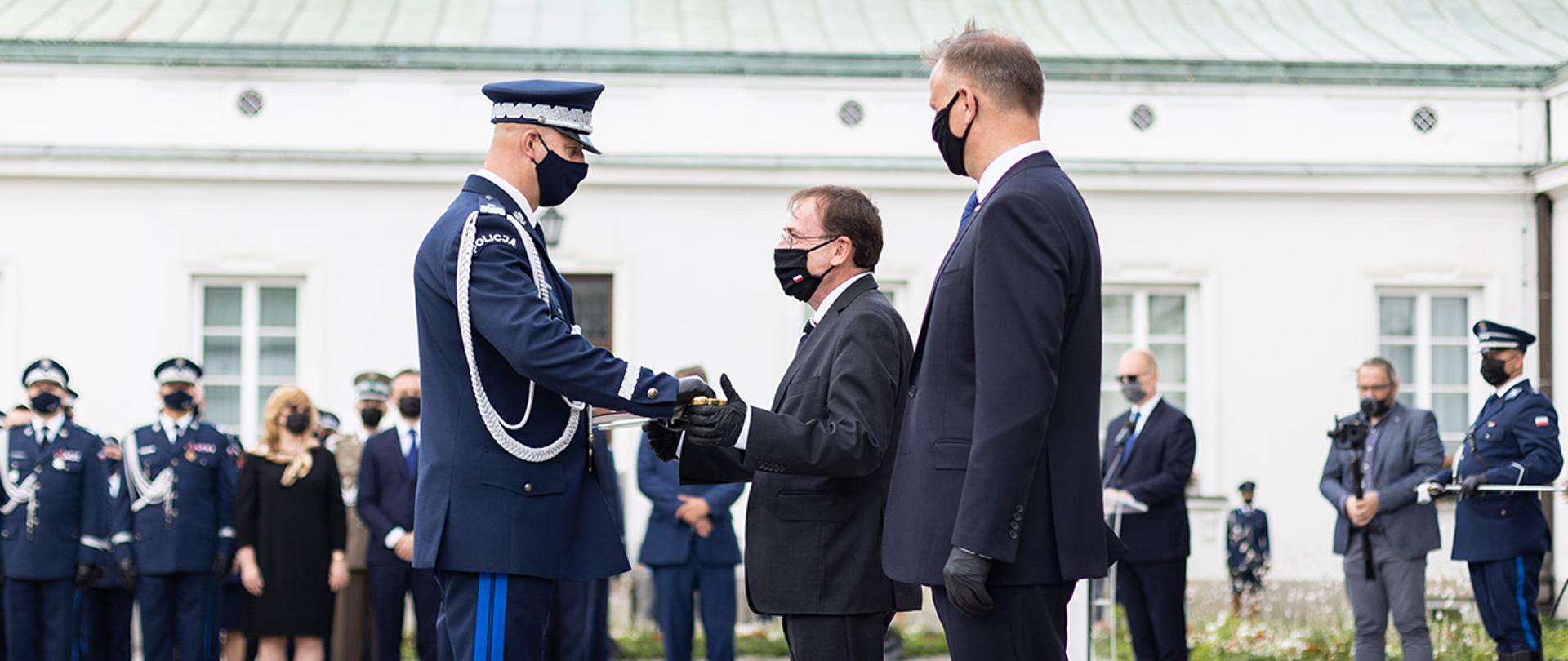 Na zdjęciu widać ministra Mariusza Kamińskiego wręczającego szablę generalską jednemu z nowo nominowanych generałów Policji.
