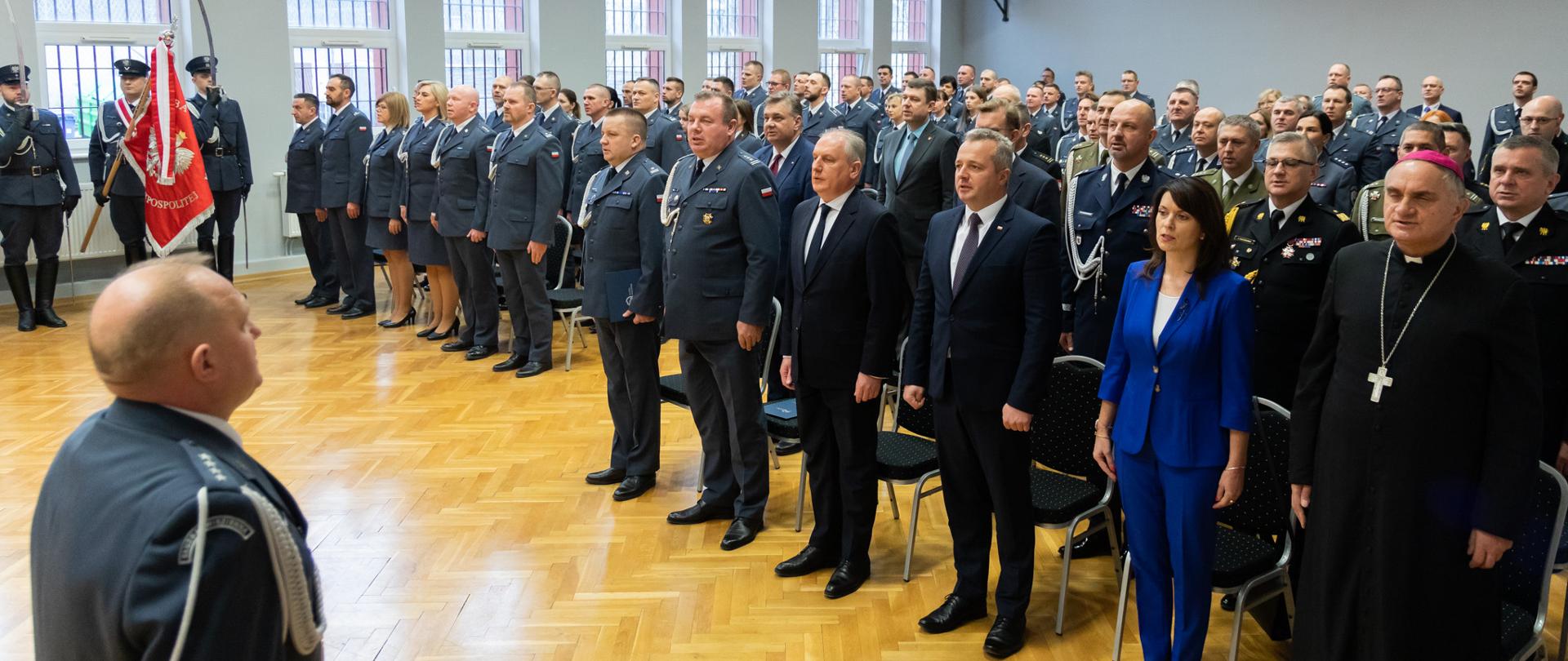 
Grupa ludzi stojąca w sali konferencyjnej
