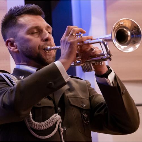 Zdjęcia przedstawiają wykonawców i publiczność Koncertu Orkiestry Wojskowej