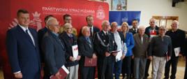 Uroczyste wręczenie 23 decyzji o przyznaniu świadczenia ratowniczego druhom Ochotniczych Straży Pożarnych z terenu powiatu obornickiego w OSP Parkowo. 