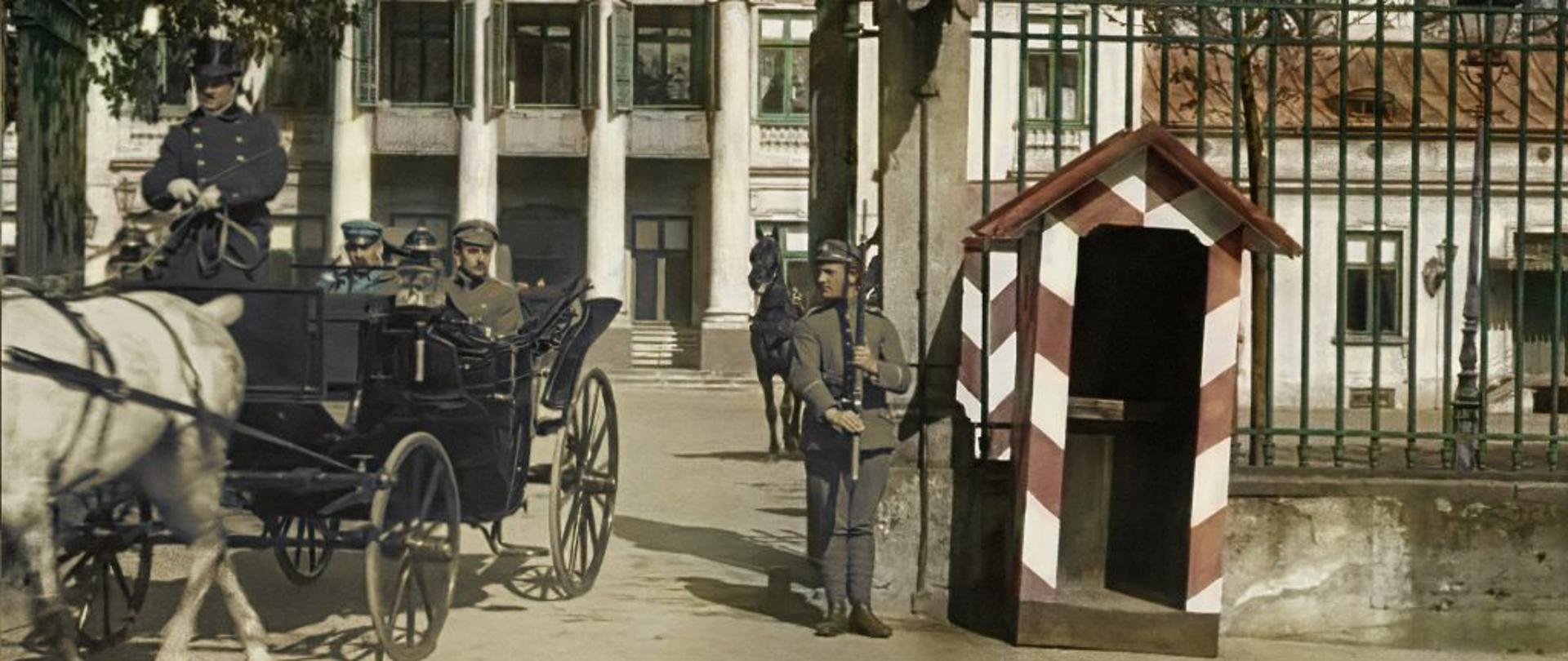 Piłsudski przed Belwederem. Kadr z filmu „Wojna Światów”. Fot. Biuro Programu „Niepodległa”.