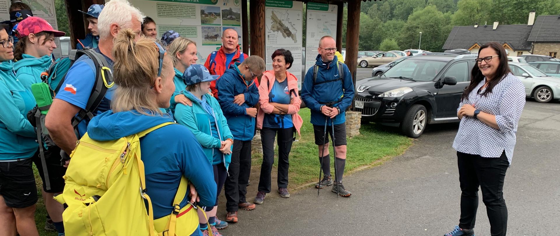 wokół minister funduszy i polityki regionalnej Małgorzaty Jarosińskiej-Jedynak stoją z plecakami na ramionach uczestnicy projektu 28 marzeń