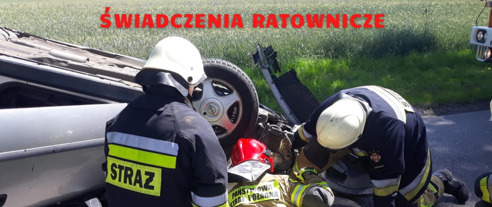 Strażacy podczas działań 