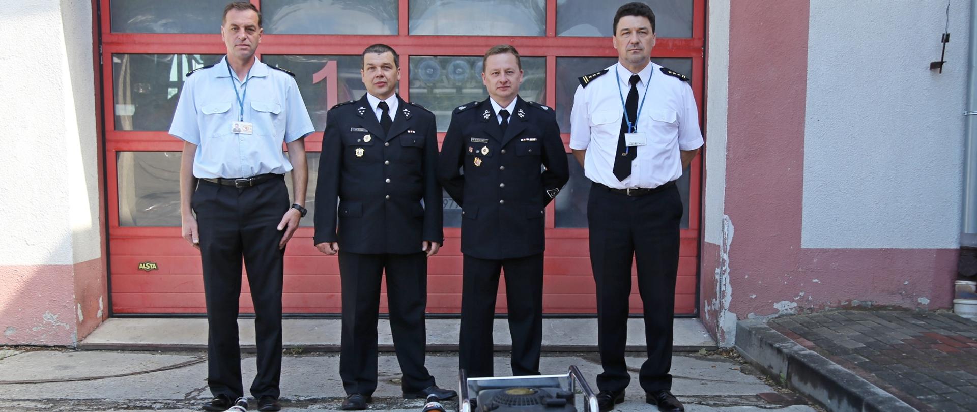 Na zdjęciu Komendant Centralnej Szkoły, po jego prawej stronie dwóch druhów OSP oraz naczelnik wydziału transportu CS PSP, przed nimi ułożone na wykładzinie narzędzia hydrauliczne wraz z osprzętem