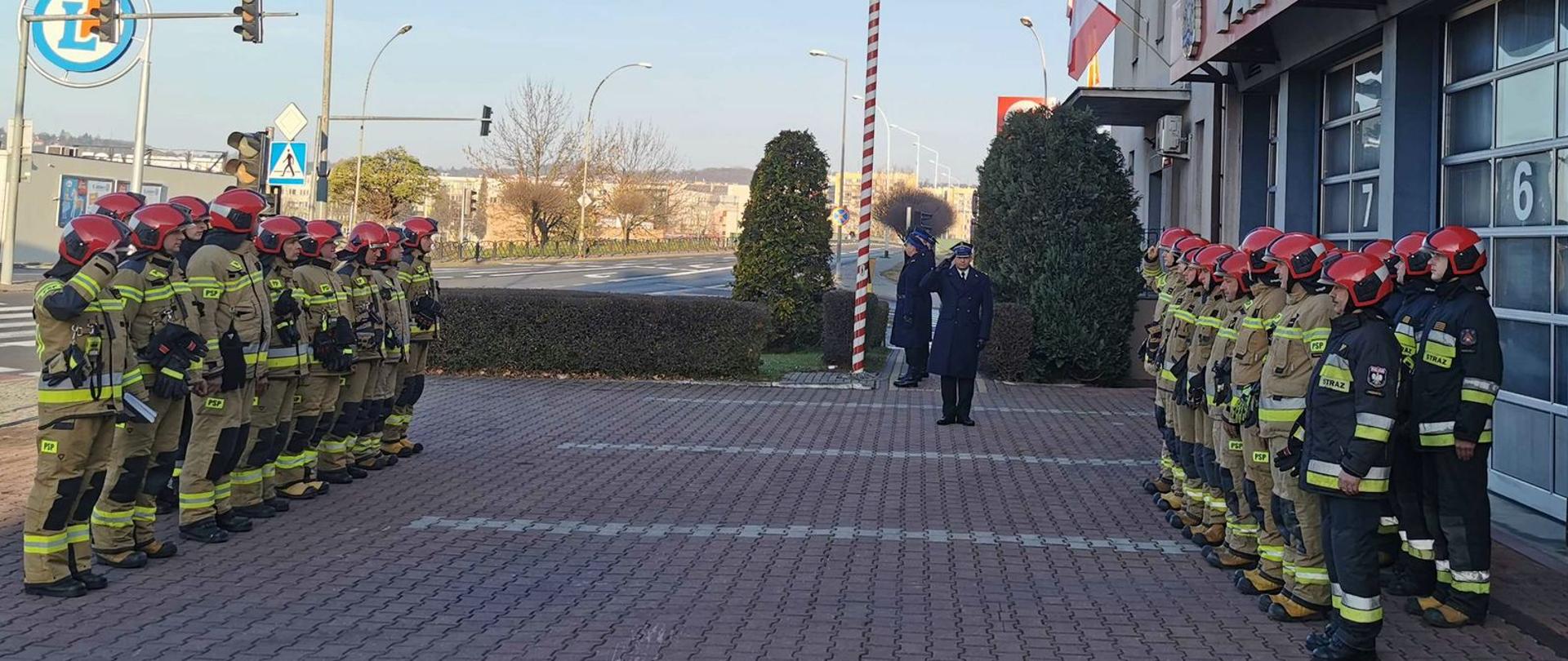 Na zdjęciu przemyscy strażacy podczas uroczystej zmiany służby z okazji Narodowego Święta Niepodległości