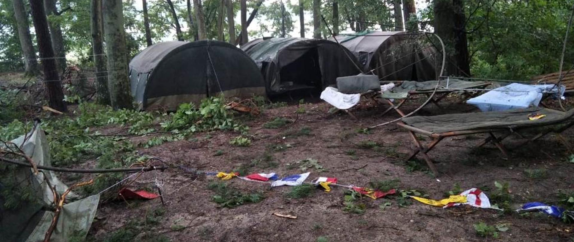 Zniszczone namioty na obozie harcerskim po nawałnicy
