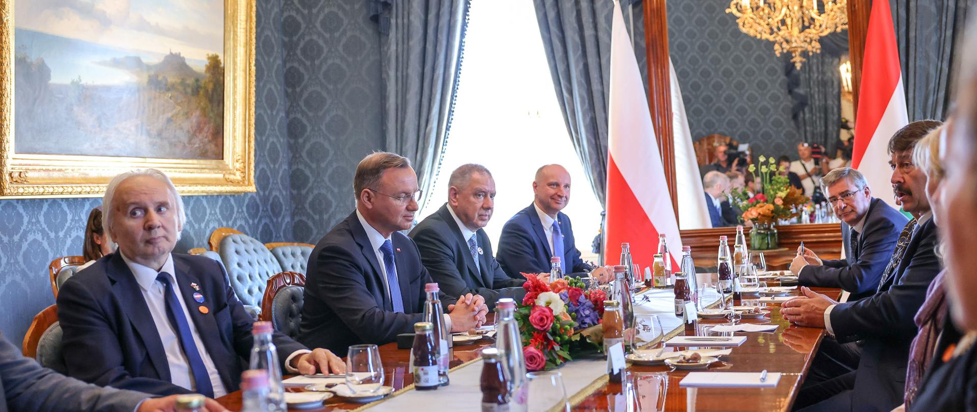 Rozmowy plenarne polskiej i węgierskiej delegacji pod przewodnictwem prezydentów Andrzeja Dudy i Jánosa Ádera, pierwszy z lewej ambasador RP na Węgrzech Jerzy Snopek (Budapeszt, 9 września 2021)