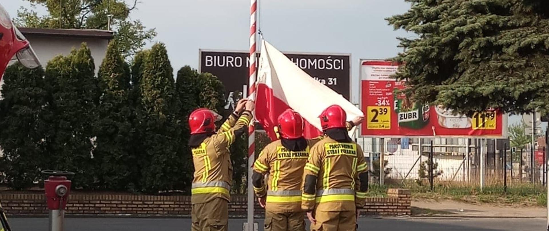 Uroczysty apel z okazji Dnia Flagi Rzeczypospolitej Polskiej.
