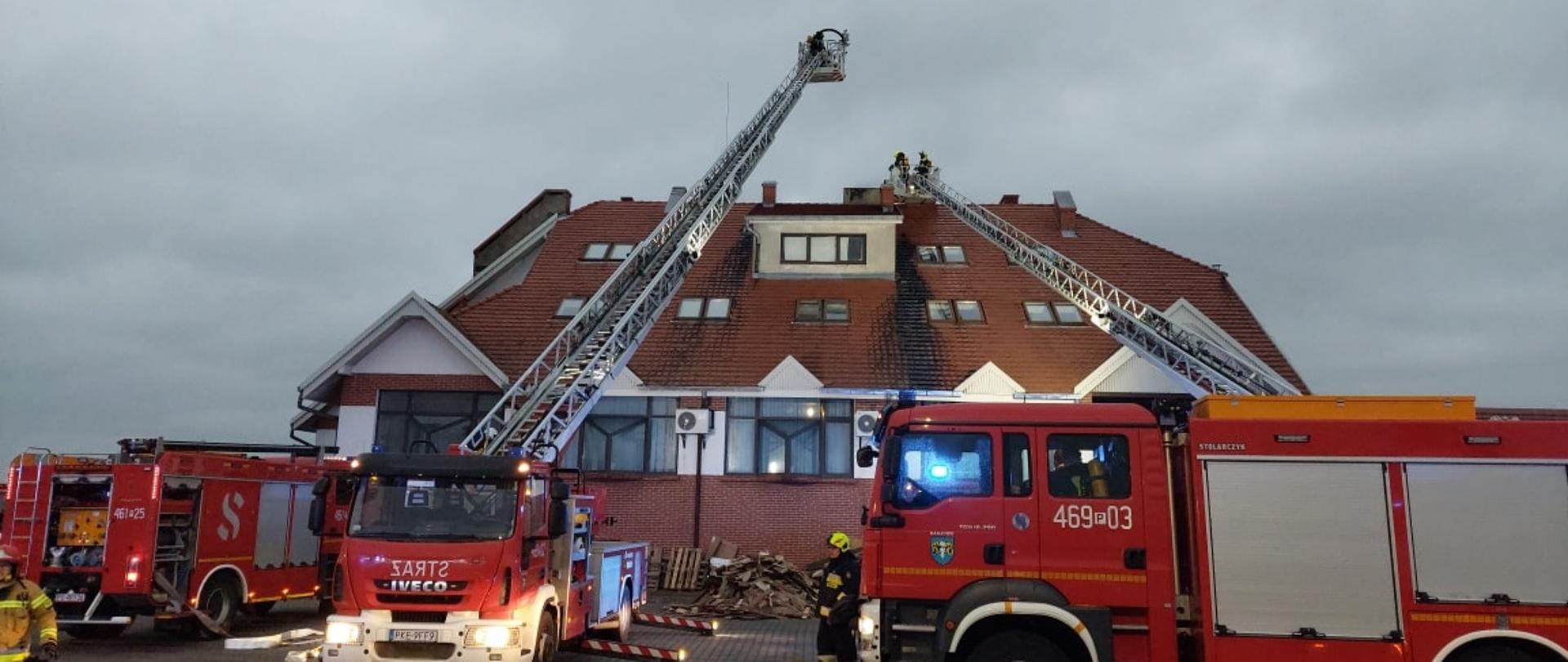 widoczne miejsce zdarzenia wozy bojowe oraz strażaków działających na miejscu zdarzenia.