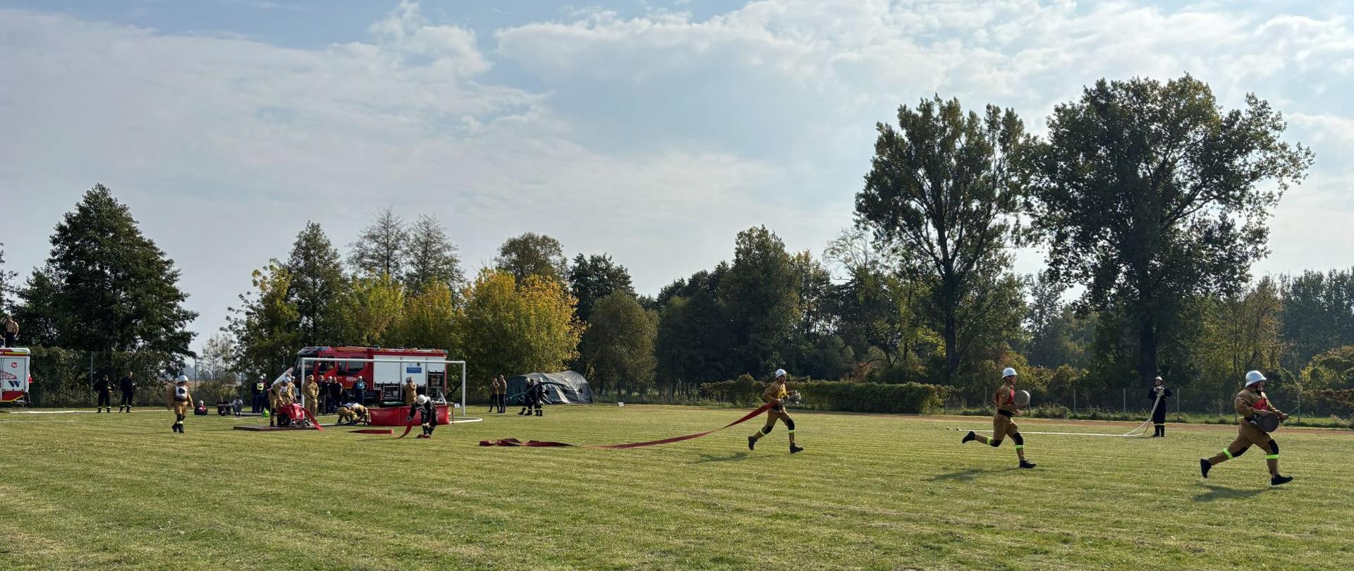 Strażacy biorący udział w Powiatowych Zawodach Sportowo - Pożarniczych Ochotniczych Straży Pożarnych.