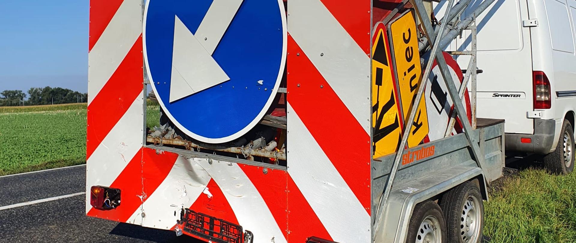 Uszkodzony przyczepa robót drogowych.