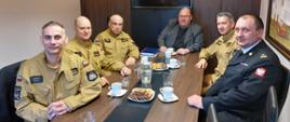 Spotkanie w biurze Komendanta Miejskiego Państwowej Straży Pożarnej w Zabrzu od lewej: Komendant Powiatowy PSP w Lublińcu st. bryg. Janusz Bula, Komendant Powiatowy PSP w Tarnowskich Górach st. bryg. Adam Lachowicz, Komendant Miejski PSP w Zabrzu st. bryg. Tomasz Bajerczak, kapelan diecezjalny PSP i OSP diecezji gliwickiej Ks. Piotr Szczygielski, Komendant Miejski PSP w Gliwicach st. bryg. Roman Klecha i Komendant Miejski PSP w Bytomiu mł. bryg. Tomasz Rutkowski.