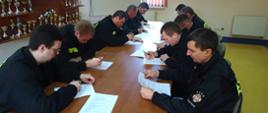 Strażacy - ratownicy Ochotniczych Straży Pożarnych podczas egzaminu teoretycznego