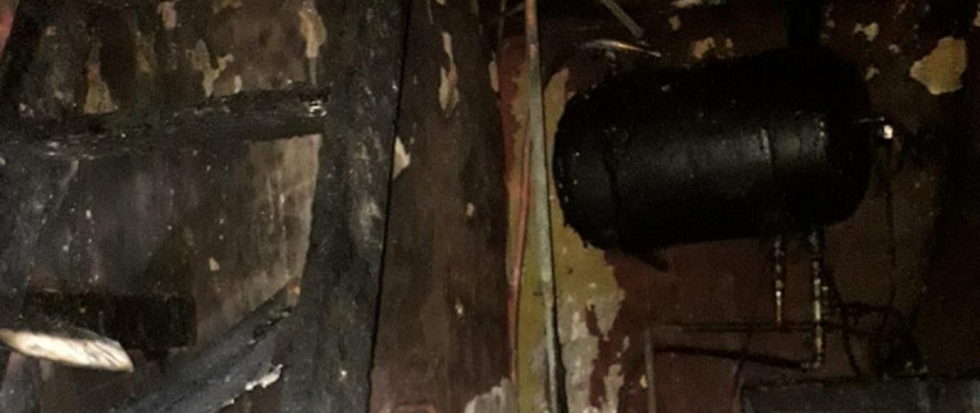 Zdjęcie przedstawia pomieszczenie kotłowni po pożarze.