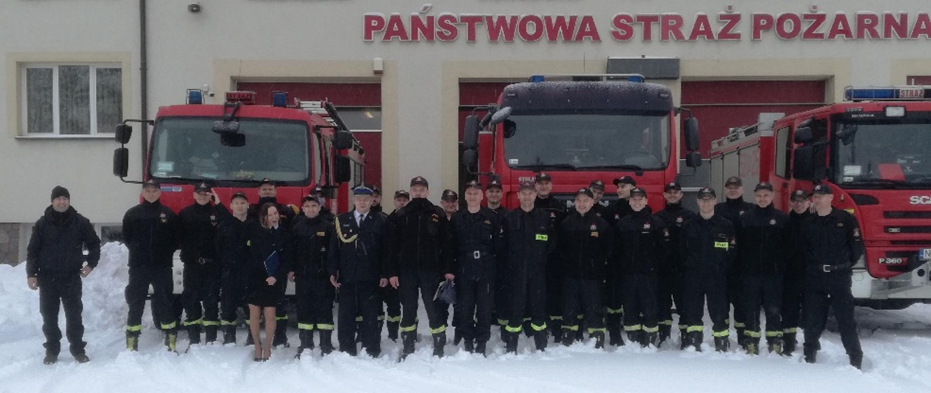 zdjęcie grupowe pożegnanie emeryta