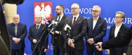 Briefing prasowy z udziałem Sekretarza Stanu w Ministerstwie Aktywów Państwowych, Posła na Sejm RP Marcina Kulaska, Wojewody Warmińsko-Mazurskiego Radosława Króla, Wicewojewody Warmińsko-Mazurski Zbigniewa Szczypińskiego, Przewodniczącego Nowej Lewicy na Warmii i Mazurach Władysława Mańkuta, Sekretarza Warmińsko-Mazurskiej Rady Wojewódzkiej Nowej Lewicy Hanny Dziedzioło, Wiceprezydenta Elbląga Janusza Nowaka oraz Dyrektor Generalnej Warmińsko-Mazurskiego Urzędu Wojewódzkiego Moniki Choroszewskiej-Pleńkowskiej.
