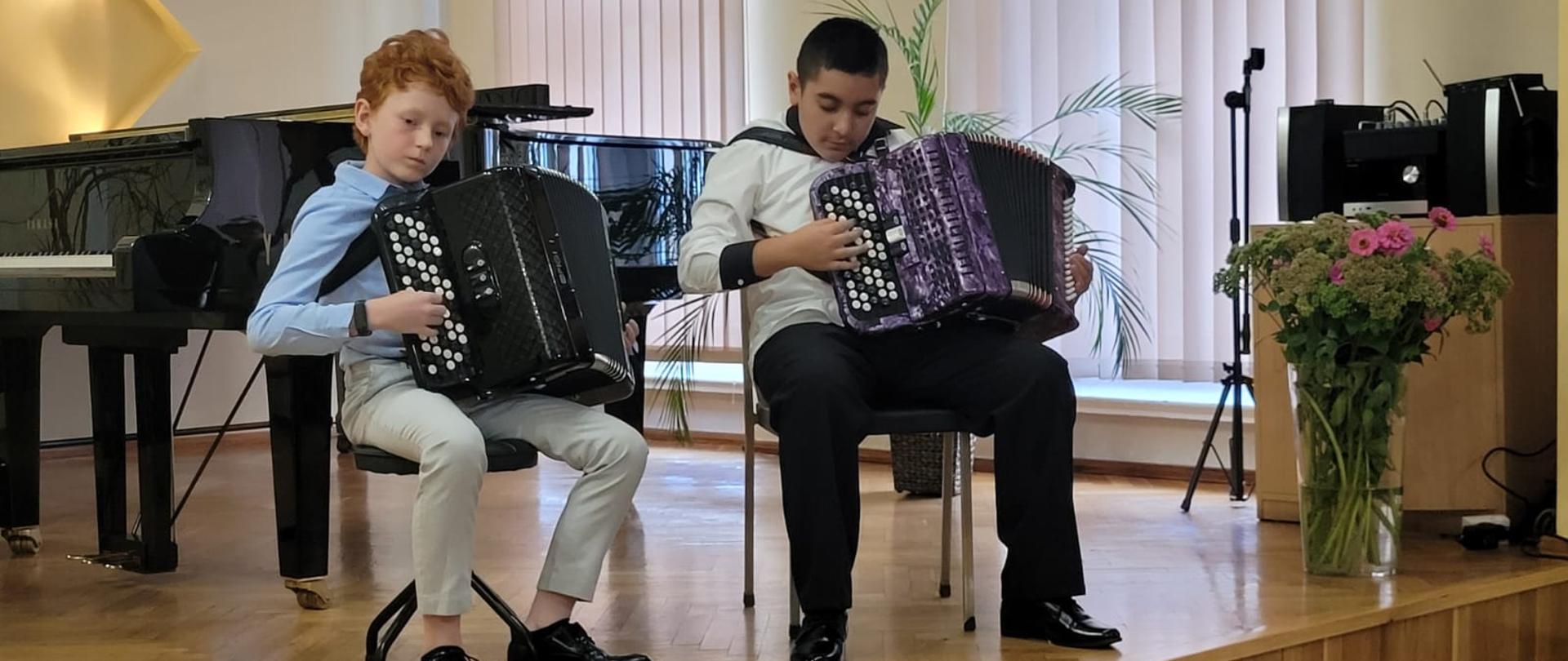 Gabryś Charęza oraz Wiktor Styrkacz grają na akordeonie podczas uroczystości rozpoczęcia roku szkolnego roku szkolnego 2023/2024 w auli PSM w Kłodzku