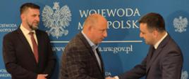 Konferencja prasowa z okazji wydania pozwolenia na budowę (Małopolski Urząd Wojewódzki). Na zdjęciu od prawej: Wiceburmistrz Rafał Marek, Wojewoda Małopolski Krzysztof Jan Klęczar, Dyrektor GDDKiA Oddział w Krakowie, Maciej Ostrowski. 