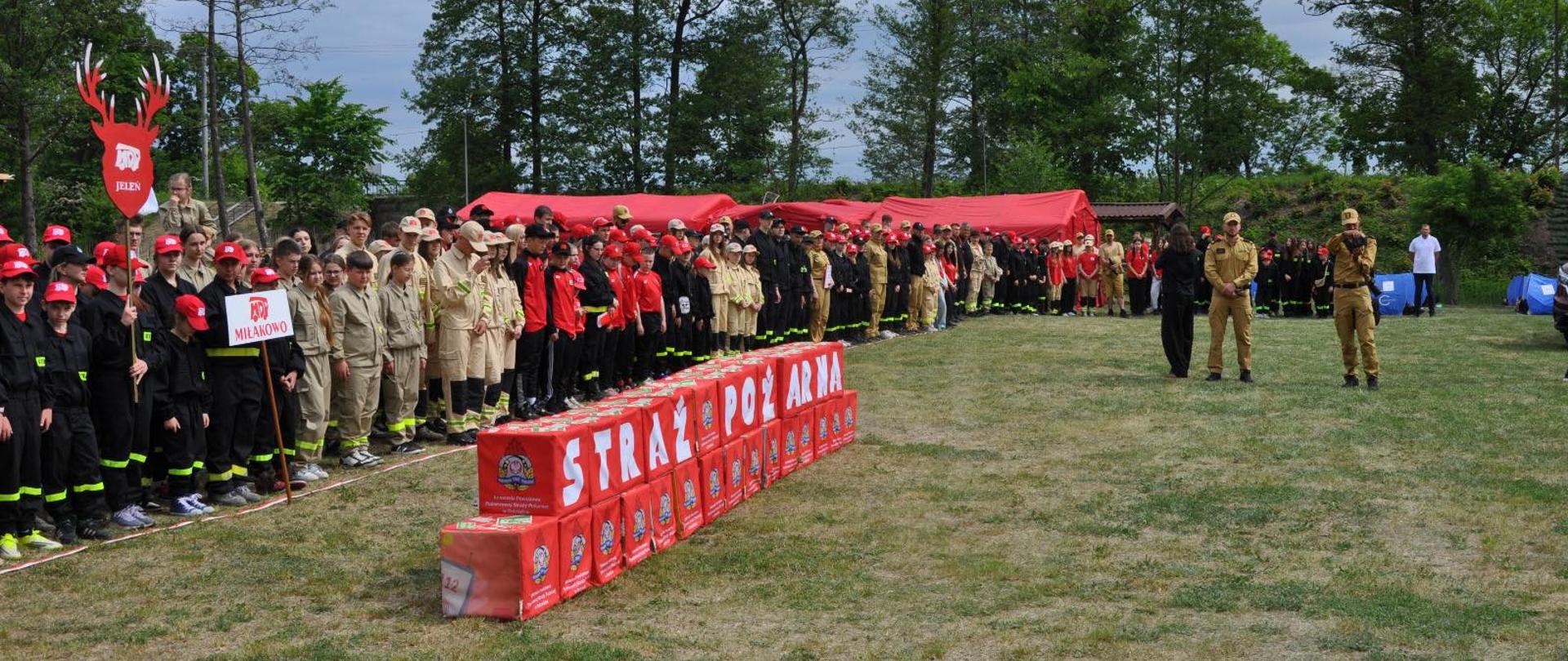 Na zdjęciu drużyny MDP podczas otwarcia przed nimi kostki edukacyjne z napisem Straż Pożarna