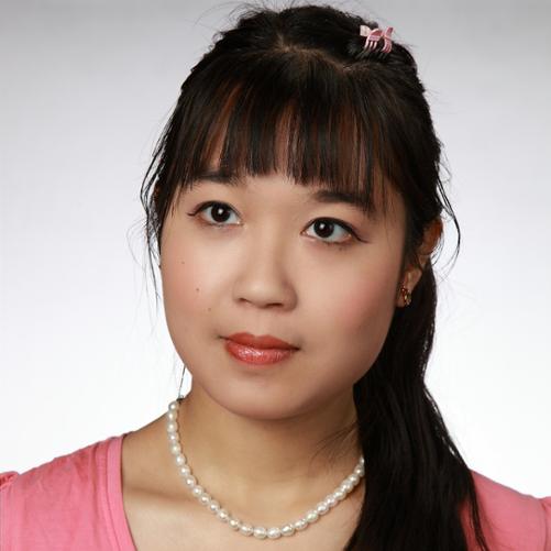 dr NengYi Chen - akompaniator - w roku 2023 uzyskała stopień doktora sztuki w dziedzinie sztuki muzyczne w dyscyplinie artystycznej instrumentalistyka w specjalności gra na fortepianie (promotor prof. dr hab. Waldemar Wojtal) w Akademii Muzycznej im. Stanisława Moniuszki w Gdańsku. W roku 2025, zaczęła naukę w Uniwersytecie Muzycznym w Weimarze (niem. Hochschule für Musik Franz Liszt Weimar). Pracuje w Państwowej Szkole Muzycznej I i II stopnia w Wadowicach. 