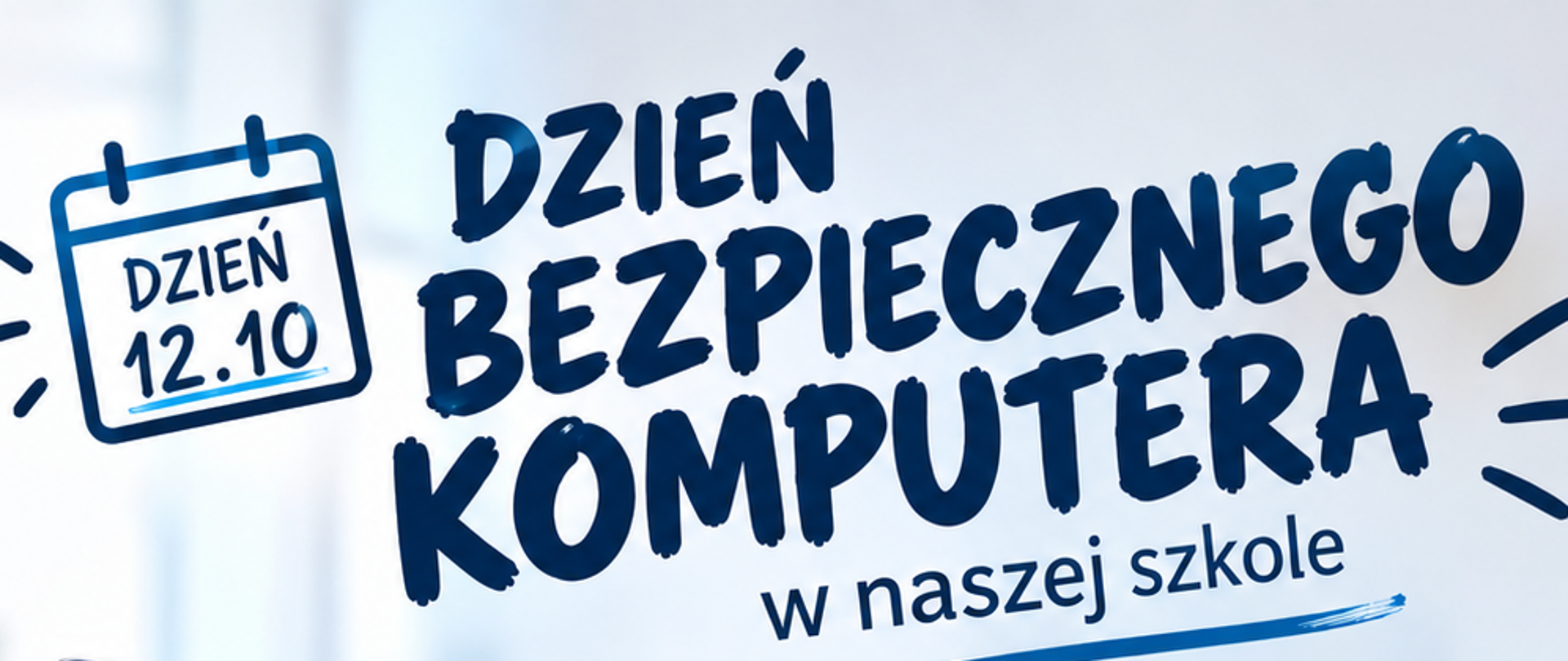 Na drewnianym biurku stoi nowoczesny laptop z podświetloną na niebiesko tarczą bezpieczeństwa i kłódką na ekranie. Wokół widoczne są ikony mediów społecznościowych (polubienie, dymek czatu, wideo) oraz rysunek lupy nad kartką z napisem „FAKE NEWS”, która bada profil ludzkiej głowy z symbolem mózgu. W tle widać rozmazany zarys szkolnej klasy z zieloną tablicą.