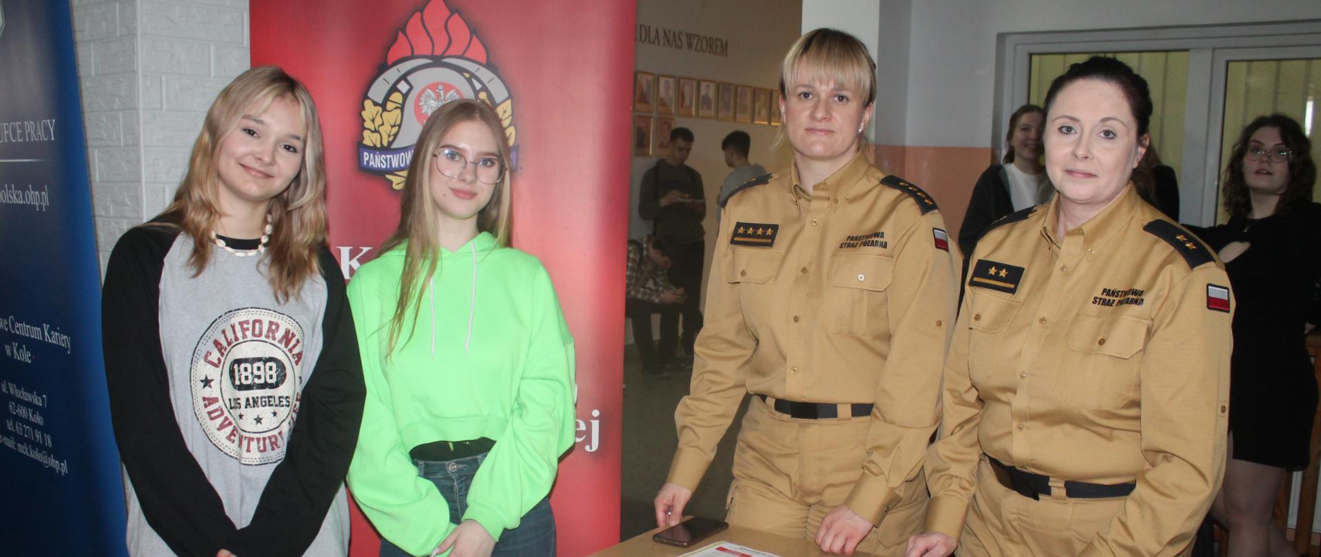 Zdjęcie przedstawia uczennice i funkcjonariuszki podczas targów akademickich