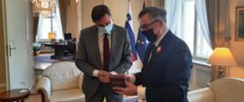 Ambasador Krzysztof Olendzki przekazuje medal Konstytucji 3 Maja Prezydentowi Słowenii Borutowi Pahorowi