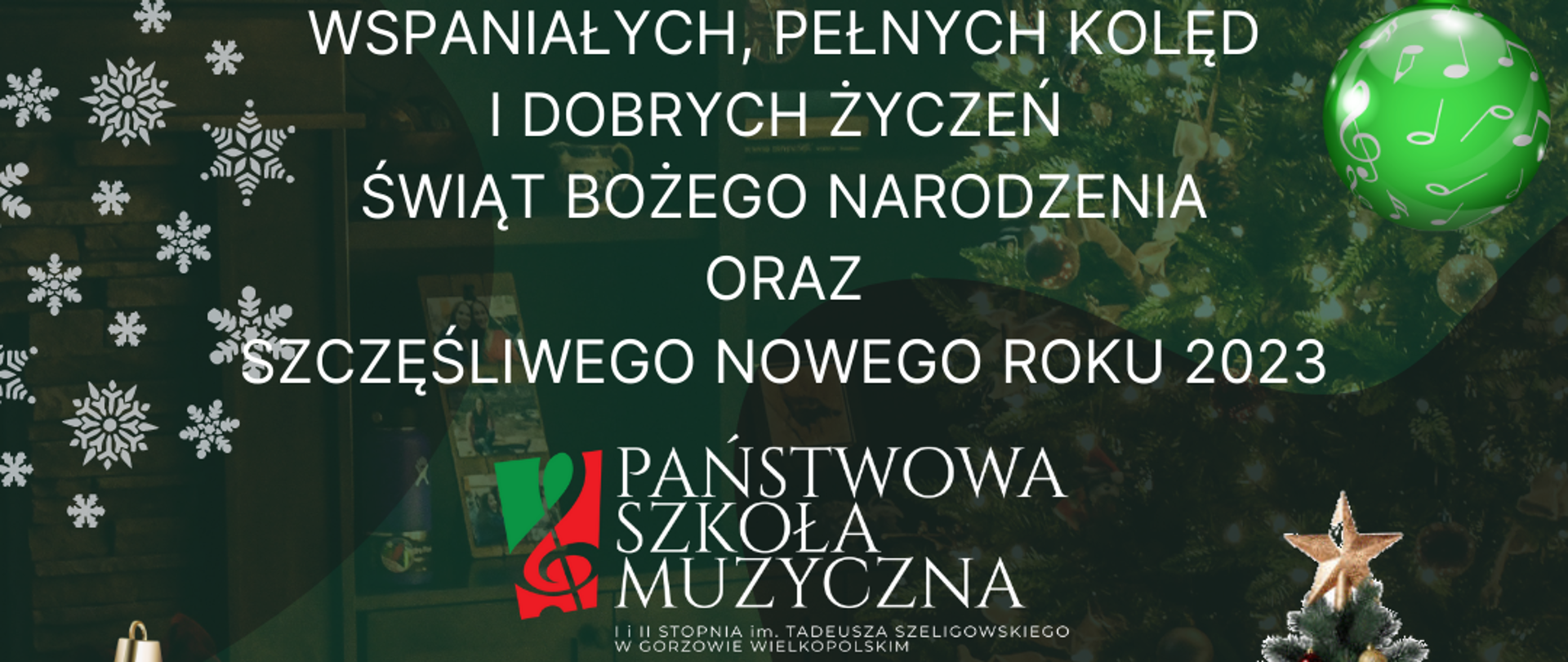 Grafika - ciemnozielone tło z białymi płatkami śniegu. Z lewej strony czerwona bombka z nutami, w prawym gónym rogu - zielona. W prawym dolnym rogu przystrojona choinka z prezentami. Na środku tekst z życzeniami i logo szkoły, Poniżej zdjęcie dzieci śpiewających.