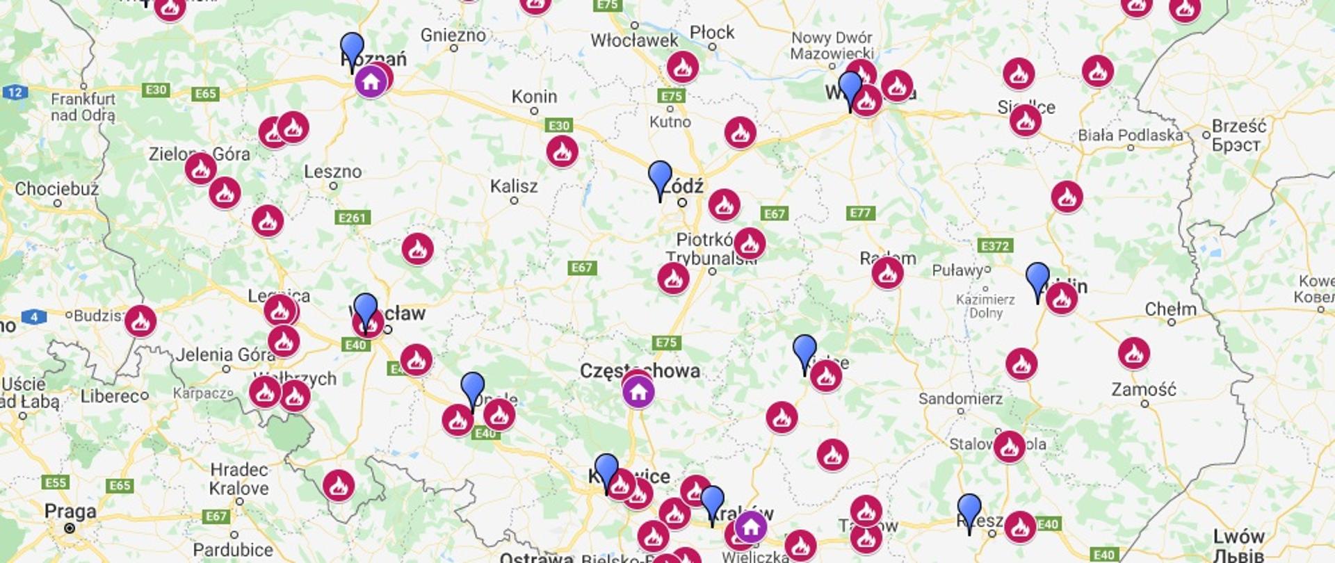 Zdjęcie przedstawia wycinek mapy Polski na jasnym tle z zaznaczonymi salami edukacyjnymi "Ognik" znajdującymi się w poszczególnych miejscowościach