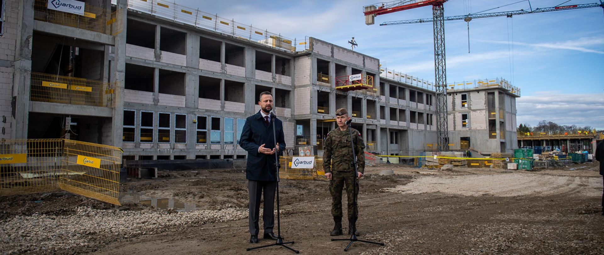 W czwartek, 4 kwietnia br., na terenie nowo powstającego kompleksu koszarowego w Limanowej, szef MON spotkał się z małopolskimi Terytorialsami