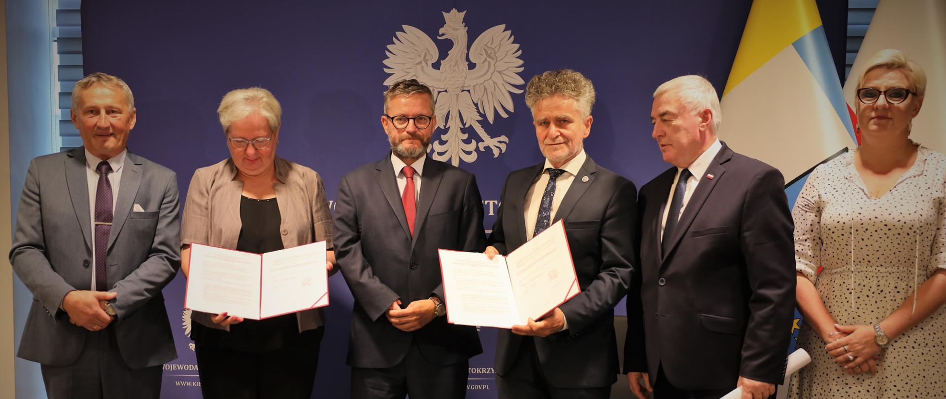 Konferencja prasowa z udziałem wiceministra infrastruktury Grzegorza Witkowskiego, dotycząca podpisania umowy na dofinansowanie z Rządowego Funduszu Rozwoju Dróg inwestycji drogowej w Kielcach.