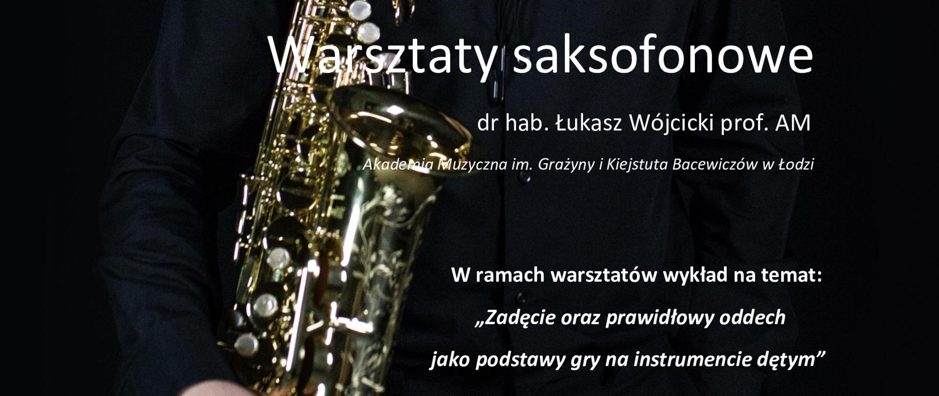 Plakat z wydarzeniem - Warsztaty saksofonowe, które odbędą się w dniu 9 listopada 2023r. w ZPSM w Dębicy. Warsztaty poprowadzi dr hab. Łukasz Wójcicki - profesor AM w Łodzi. W ramach warsztatów odbędzie się wykład na temat "Zadęcie oraz prawidłowy oddech jako podstawy gry na instrumencie dętym".
Tło plakatu jest czarne na tle tym umieszczono zdjęcie - postać prowadzącego, wszystkie napisy na plakacie są w kolorze białym. 