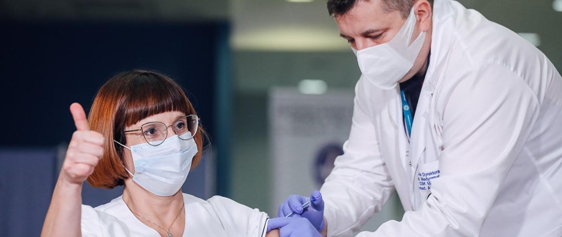 Naczelna Pielęgniarka MSWiA Alicja Jakubowska przyjmuje szczepionkę przeciw COVID-19