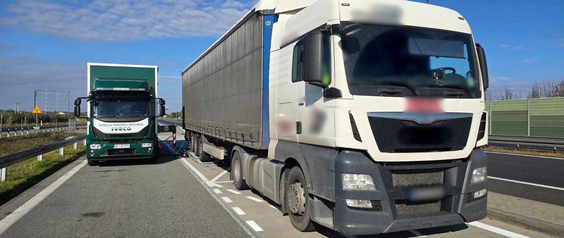 Na pierwszym planie (od prawej): ciągnik siodłowy z podpiętą naczepą typu firanka. Naczepa stoi kołami na urządzeniach wchodzących w skład Mobilnej Jednostki Diagnostycznej mazowieckiej Inspekcji Transportu Drogowego. W tle (od lewej): przód samochodu ciężarowego w barwach ITD, w skład którego wchodzą urządzenia diagnostyczne.